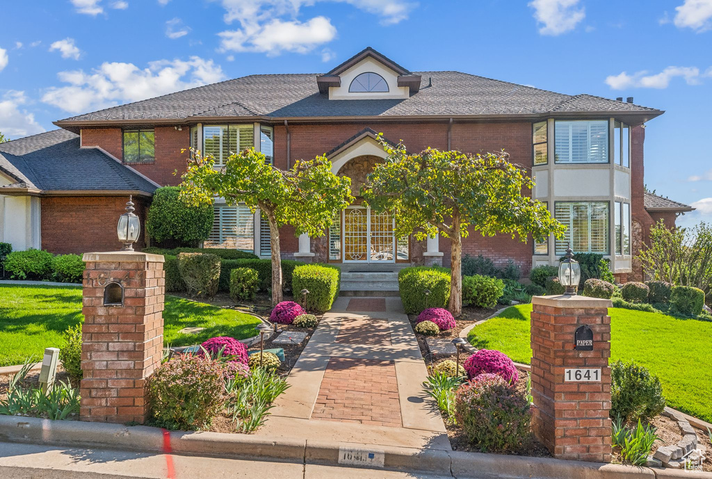 View of front of house featuring a front yard