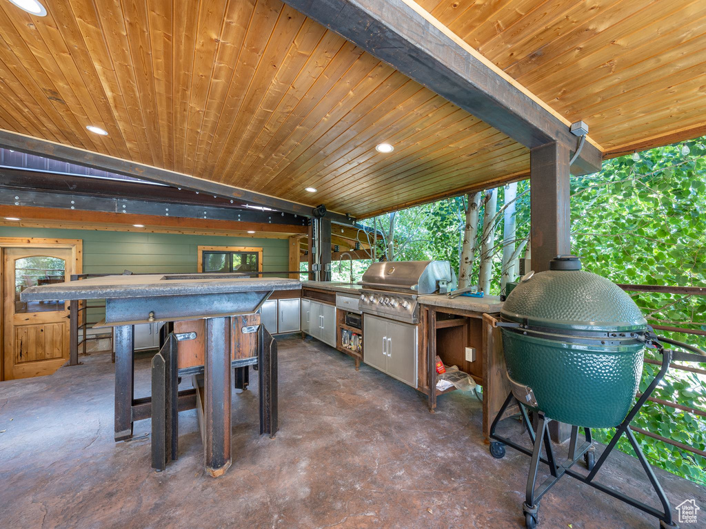 View of patio / terrace with area for grilling and grilling area