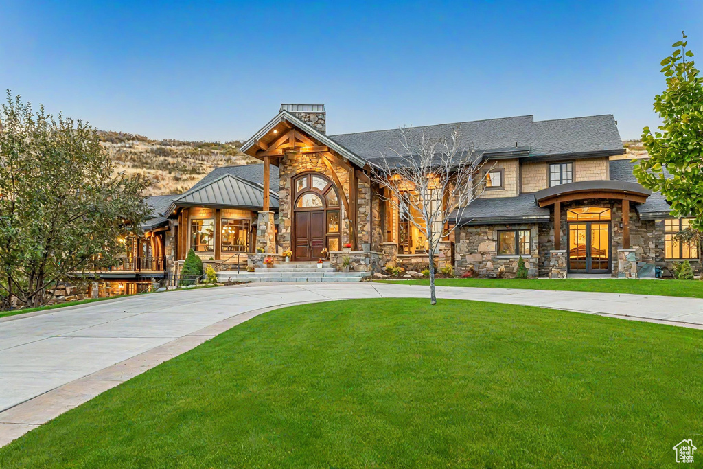 View of front of house featuring a front yard