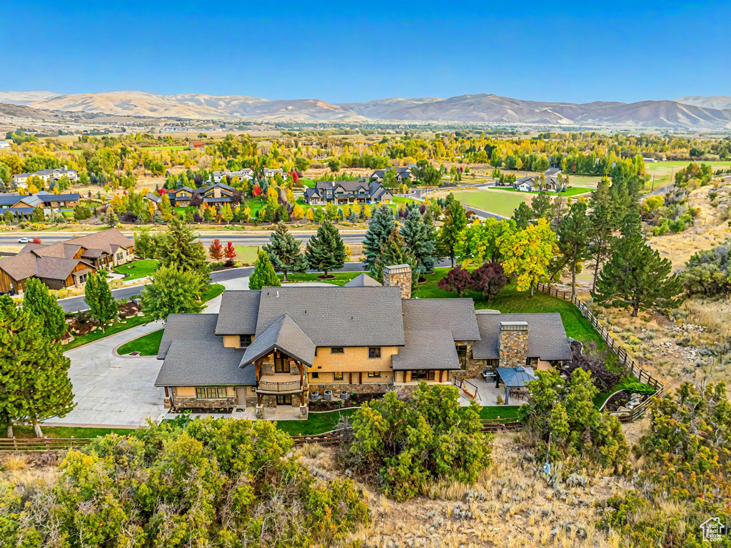 Aerial view with a mountain view