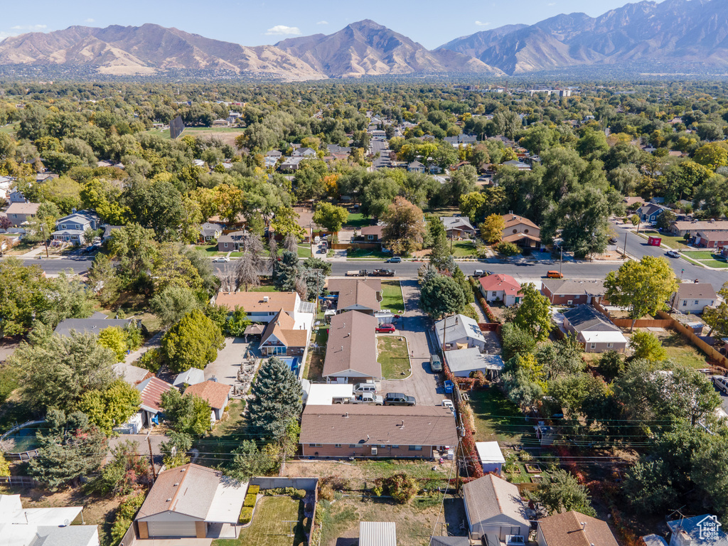 Aerial view with a mountain view