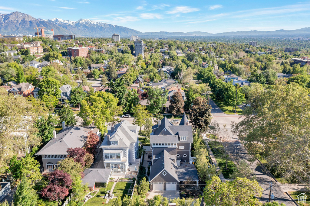 Aerial view with a mountain view