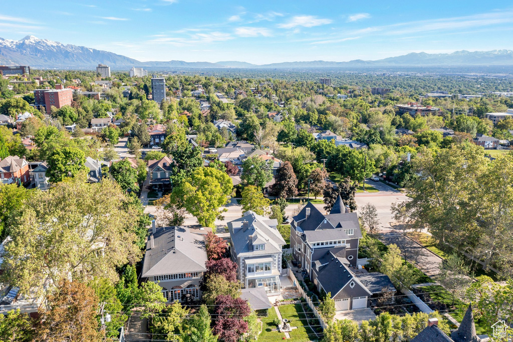 Aerial view with a mountain view