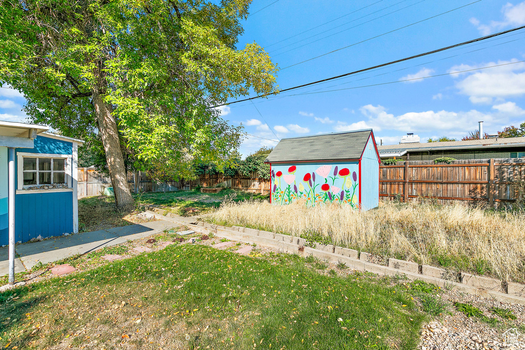 View of yard with a storage shed