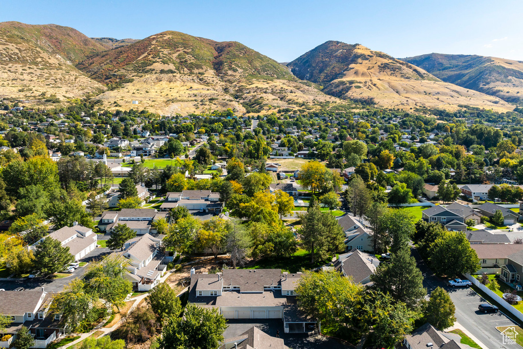 Bird's eye view with a mountain view