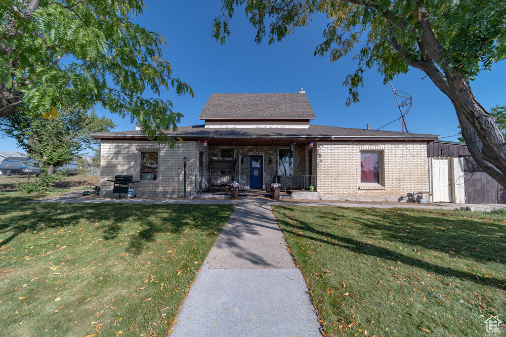 View of front of property featuring a front yard