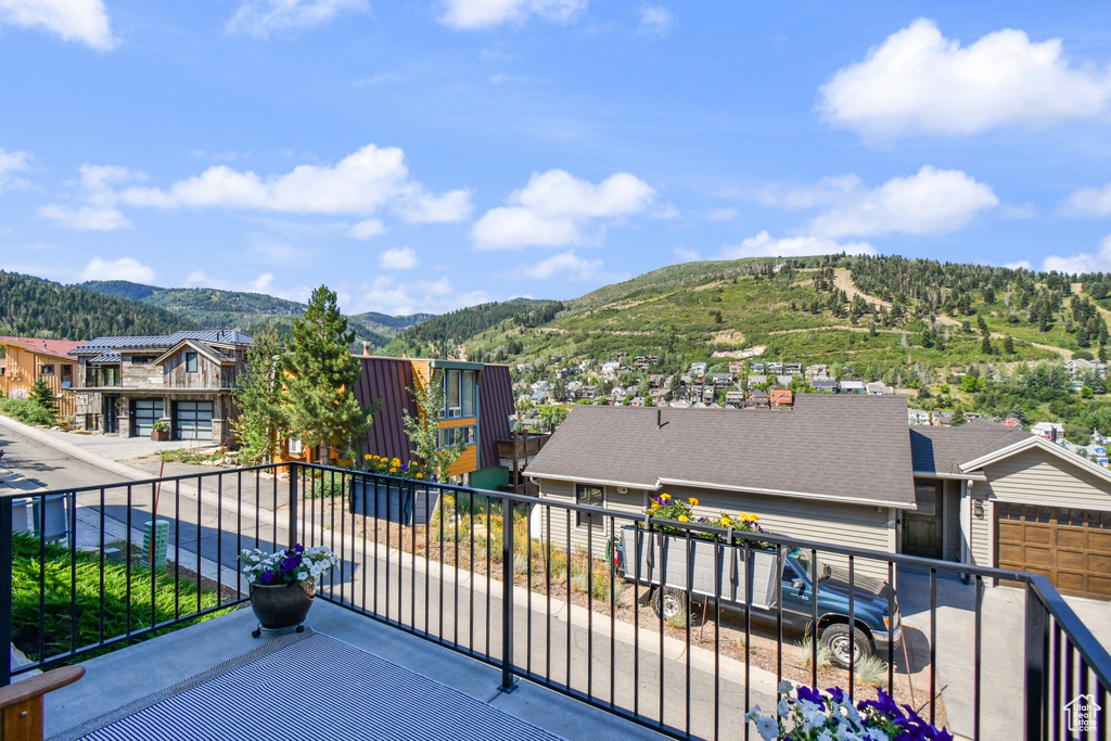 Balcony featuring a mountain view