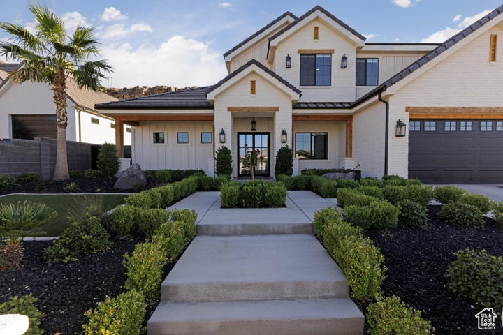 View of front of house featuring a porch