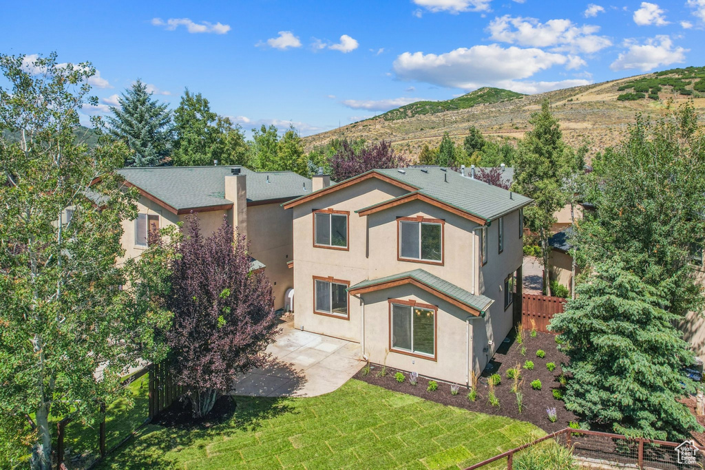 View of front property with a front yard and a mountain view