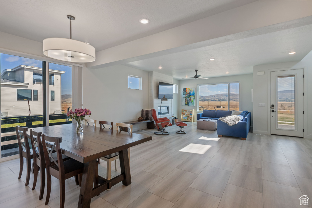 Dining room with ceiling fan