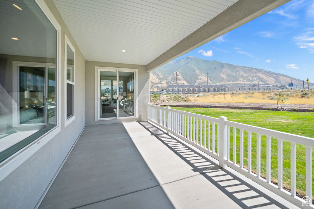 Balcony featuring a mountain view