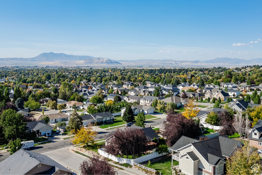 Birds eye view of property featuring a mountain view