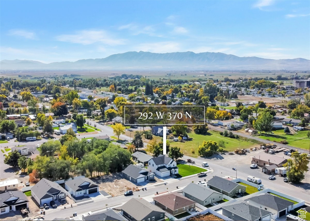 Birds eye view of property featuring a mountain view