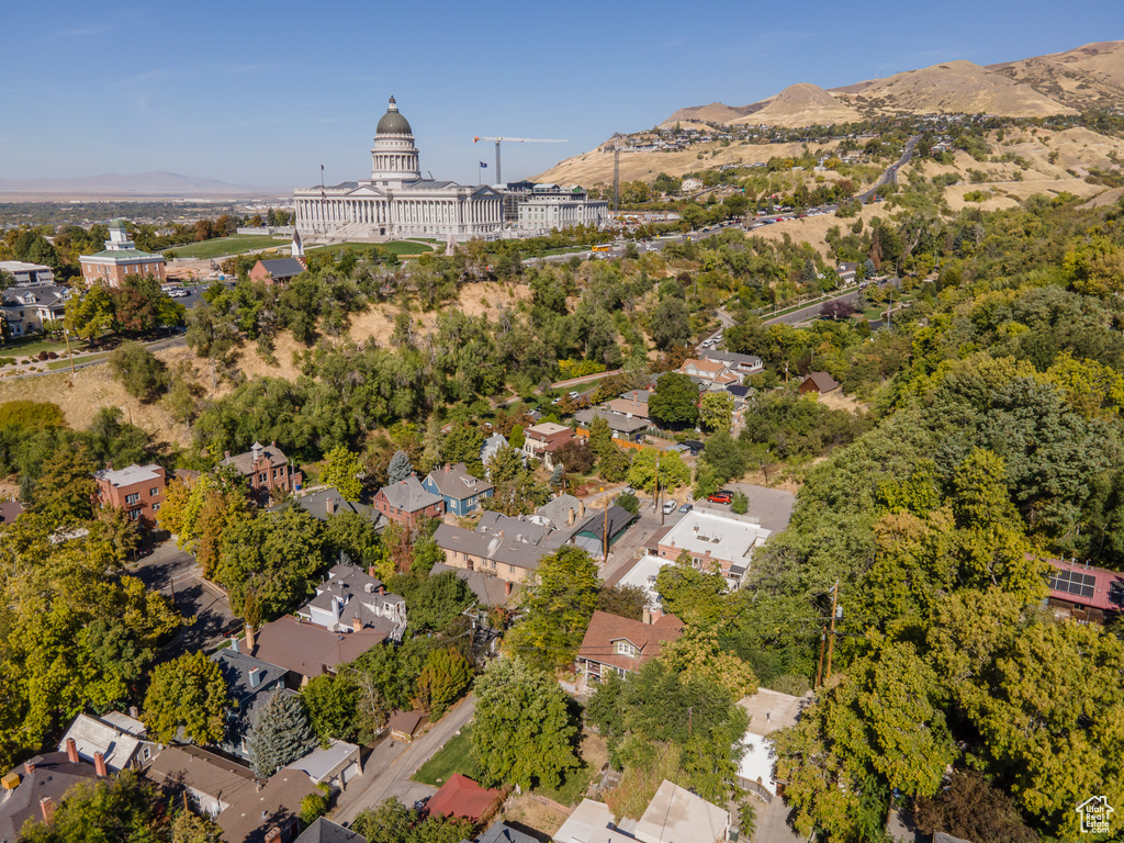 Bird\\\'s eye view featuring a mountain view