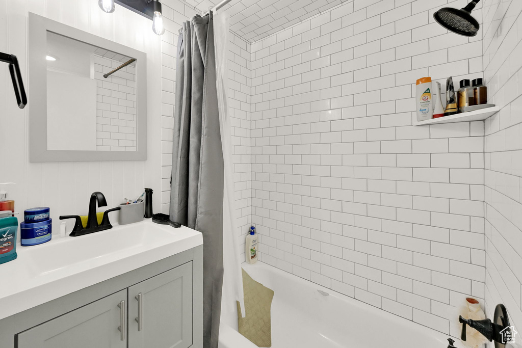 Bathroom with vanity and shower / bath combo