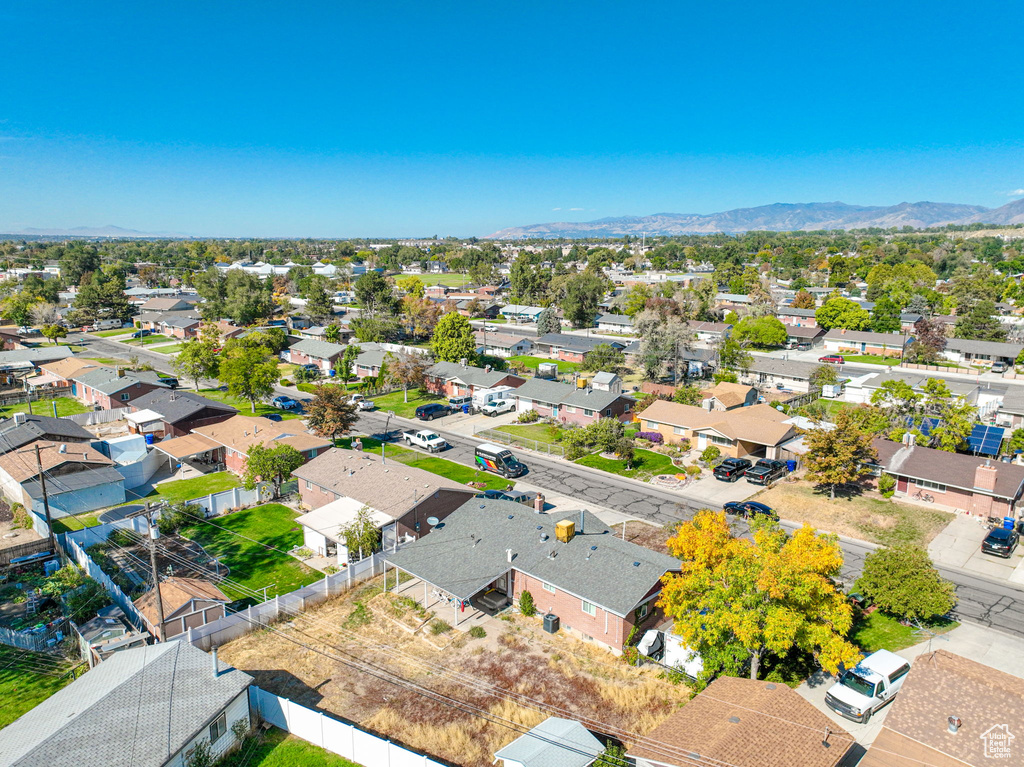 Bird\'s eye view with a mountain view