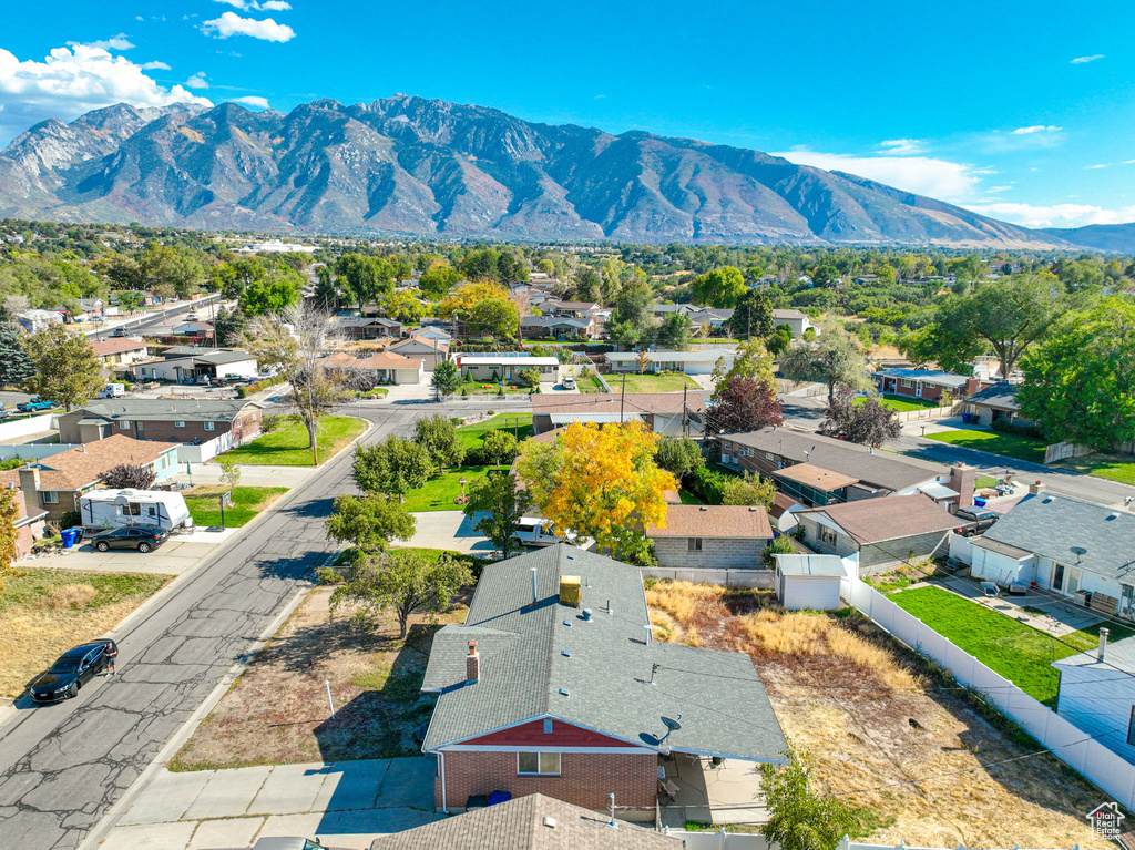 Birds eye view of property featuring a mountain view