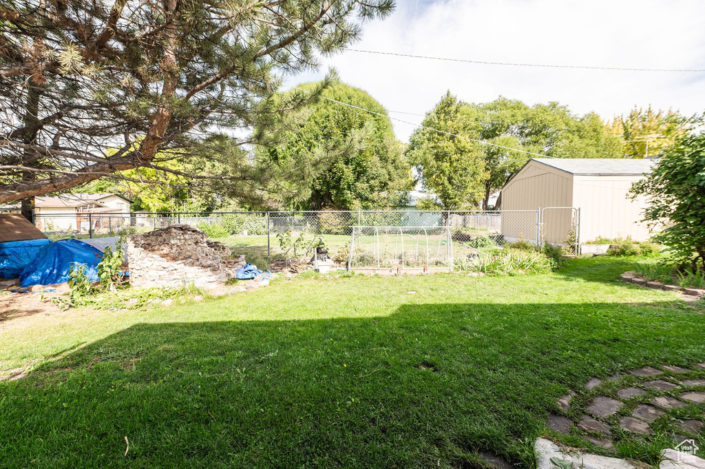 View of yard with an outdoor structure