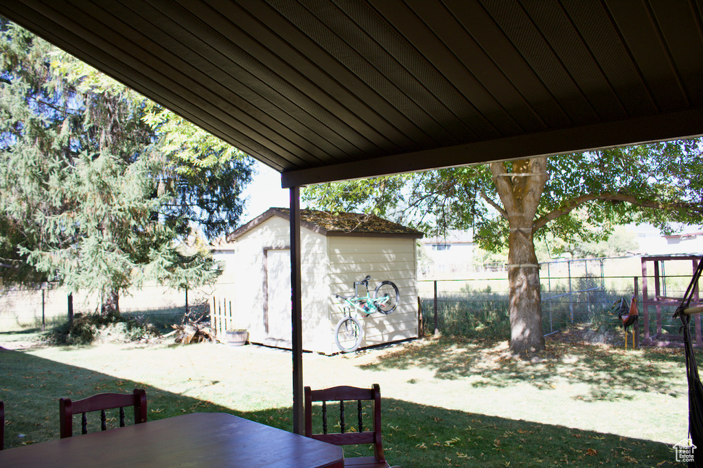 View of yard featuring a shed