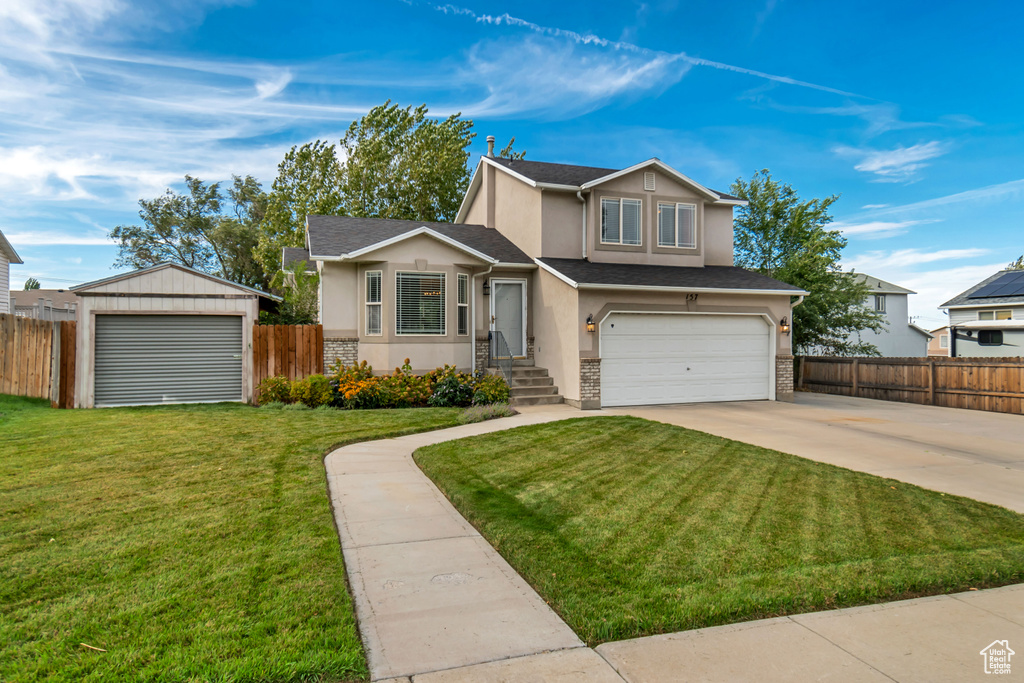 View of front facade with a front yard