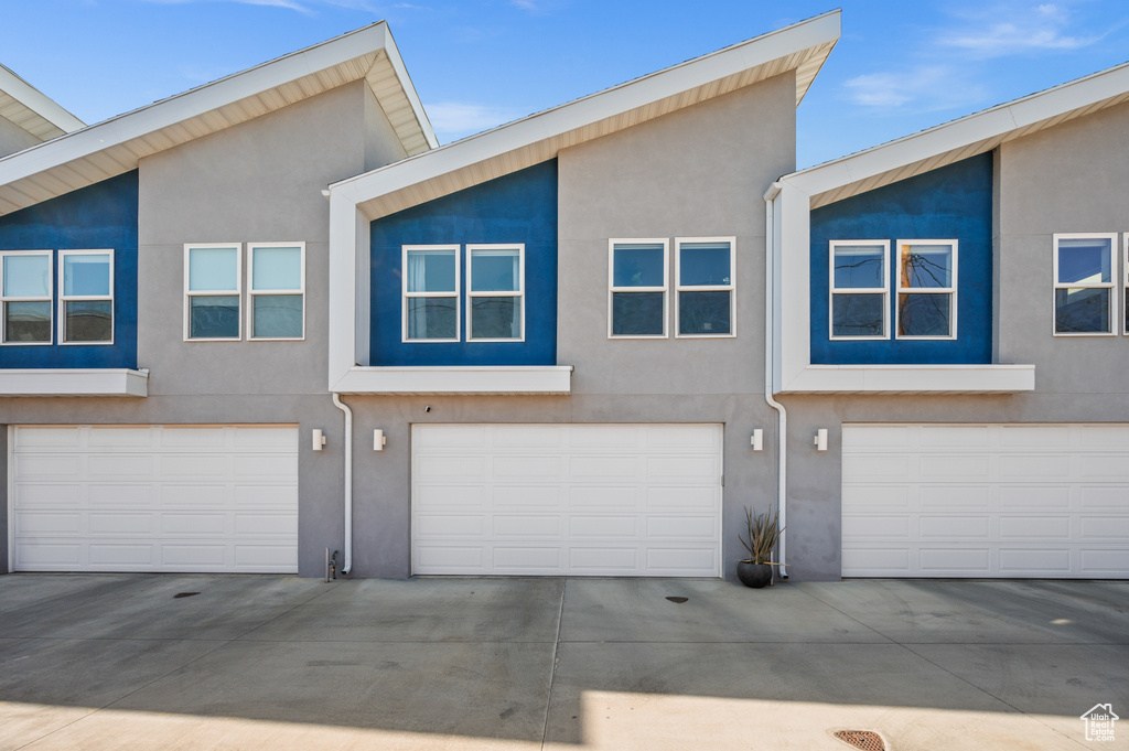 View of front of house featuring a garage