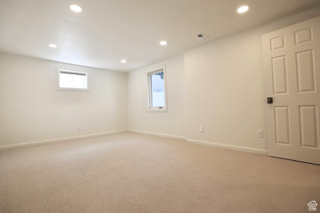 Unfurnished room with carpet flooring