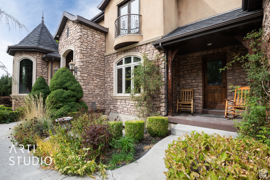 Entrance to property with a balcony