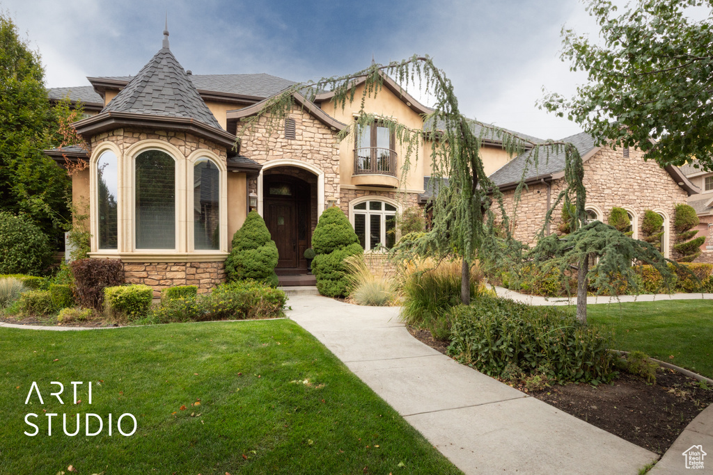 View of front of house featuring a front yard