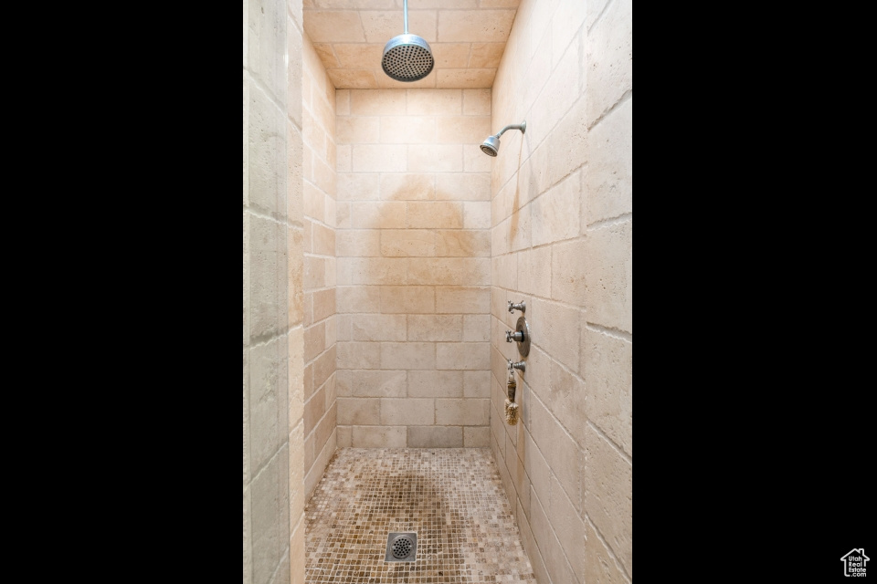 Bathroom featuring a tile shower