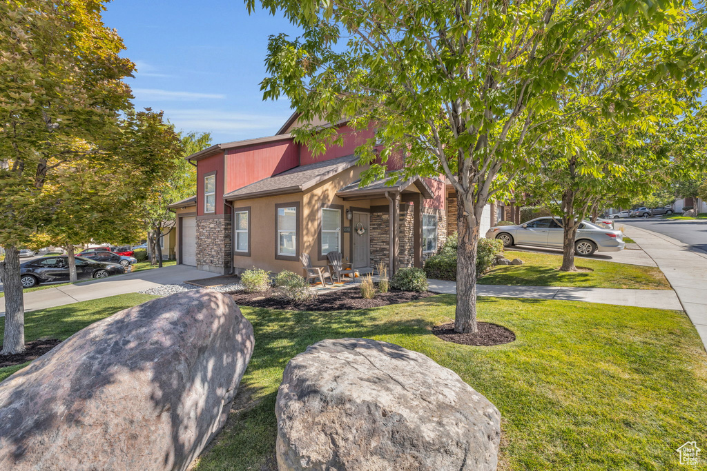 View of front of property featuring a front yard