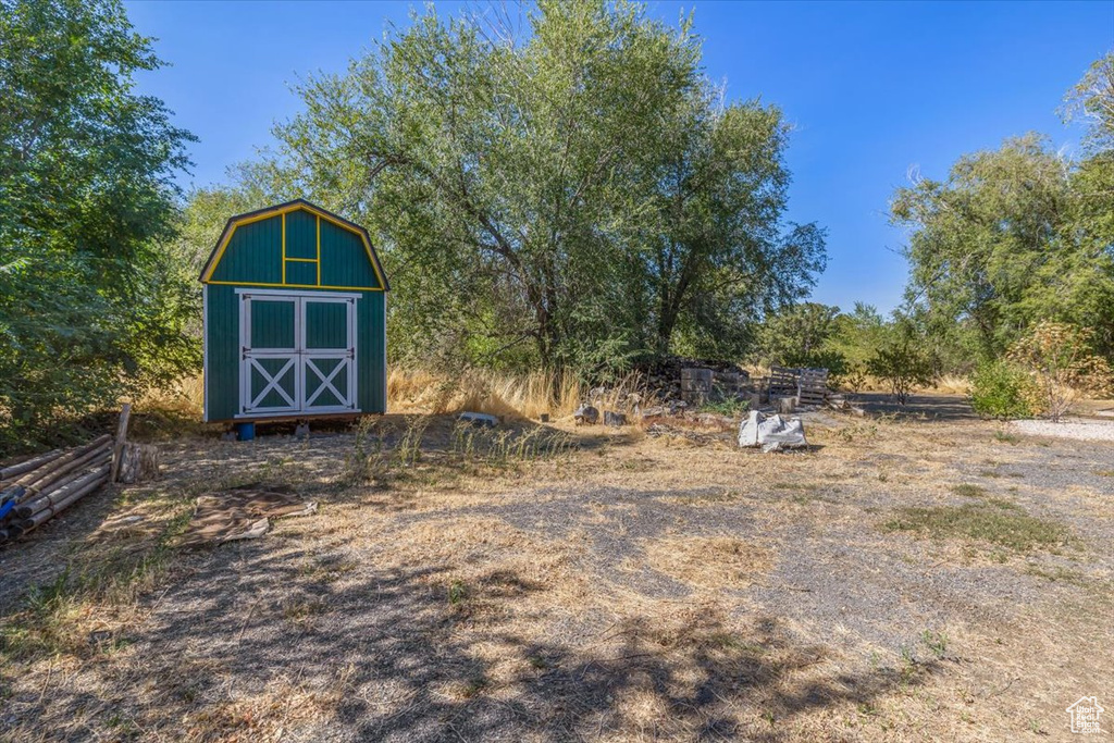 View of yard with a storage shed