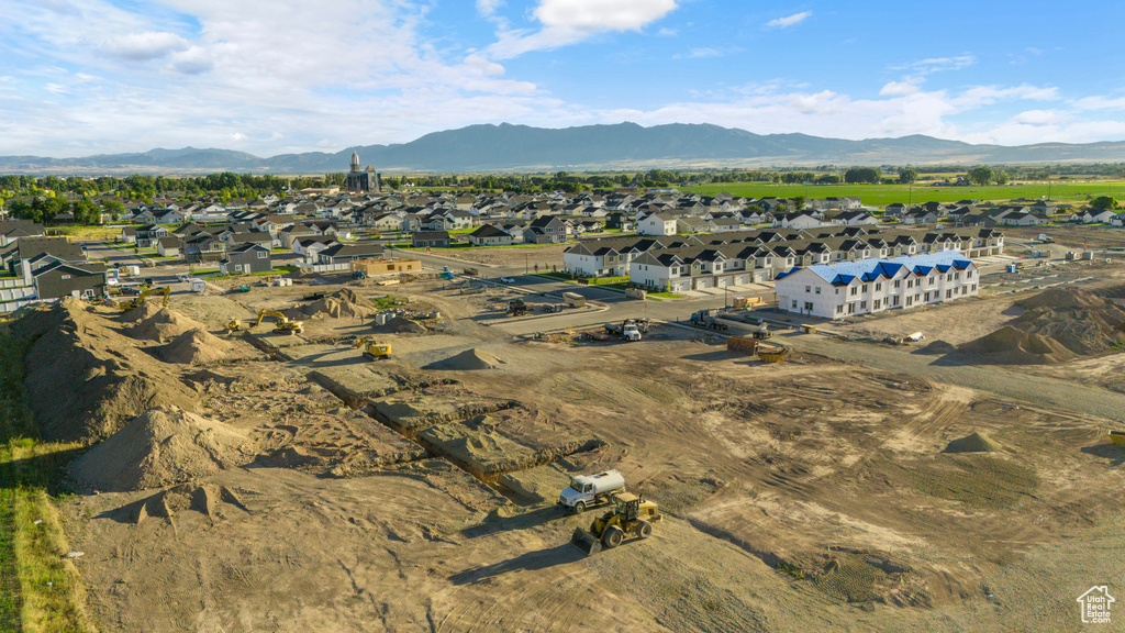 Aerial view with a mountain view