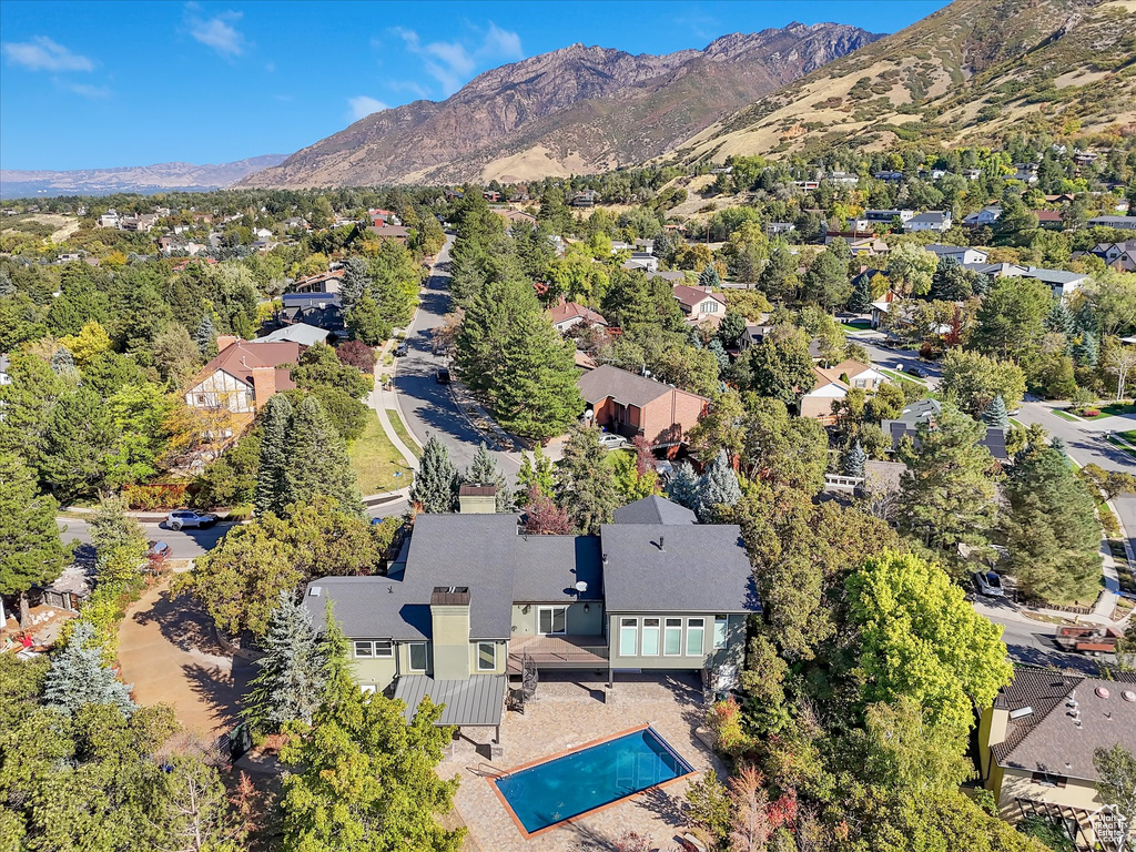 Bird\\\'s eye view featuring a mountain view