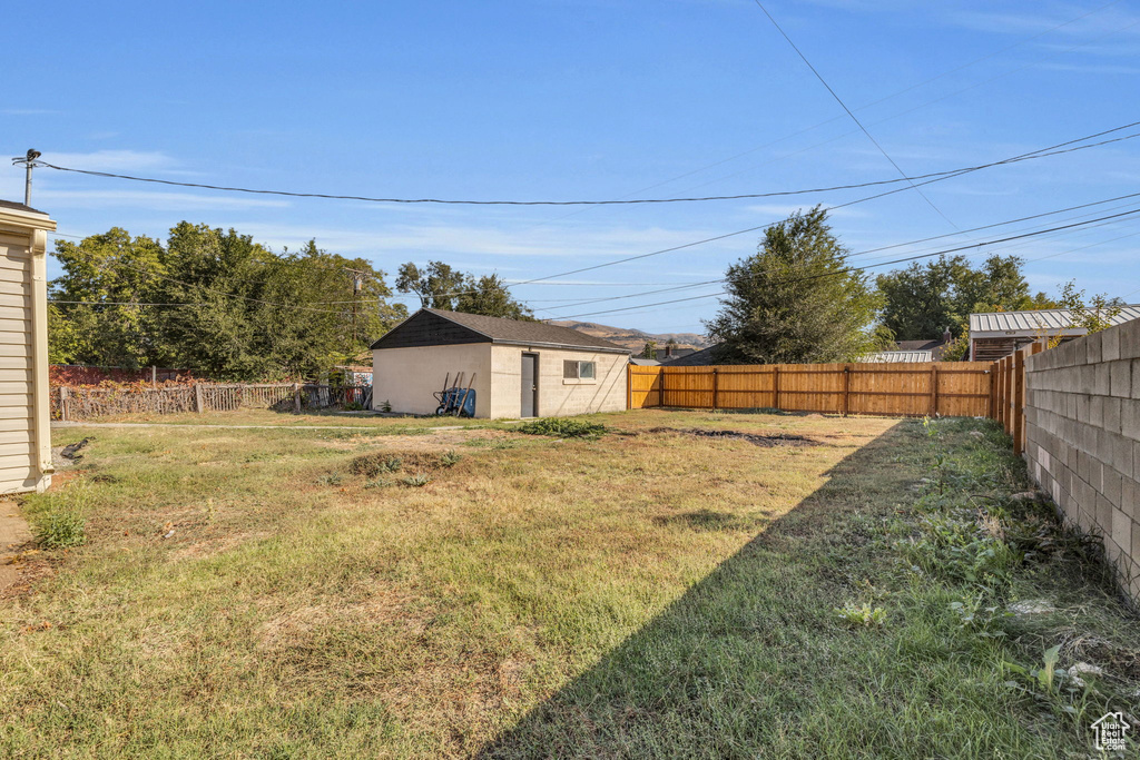 View of yard featuring a shed