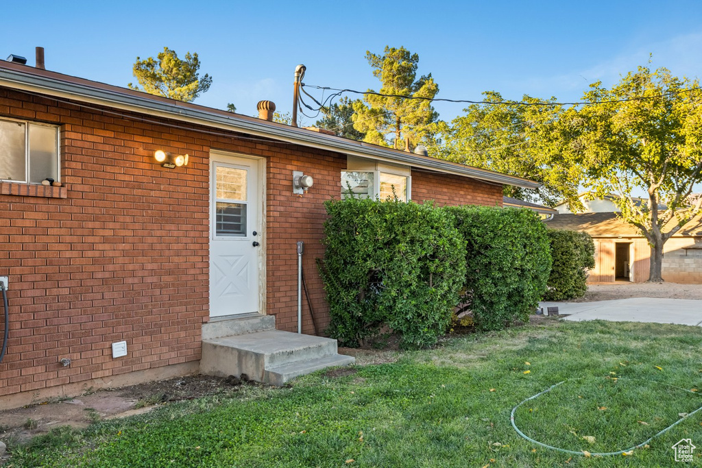 View of front facade with a front yard