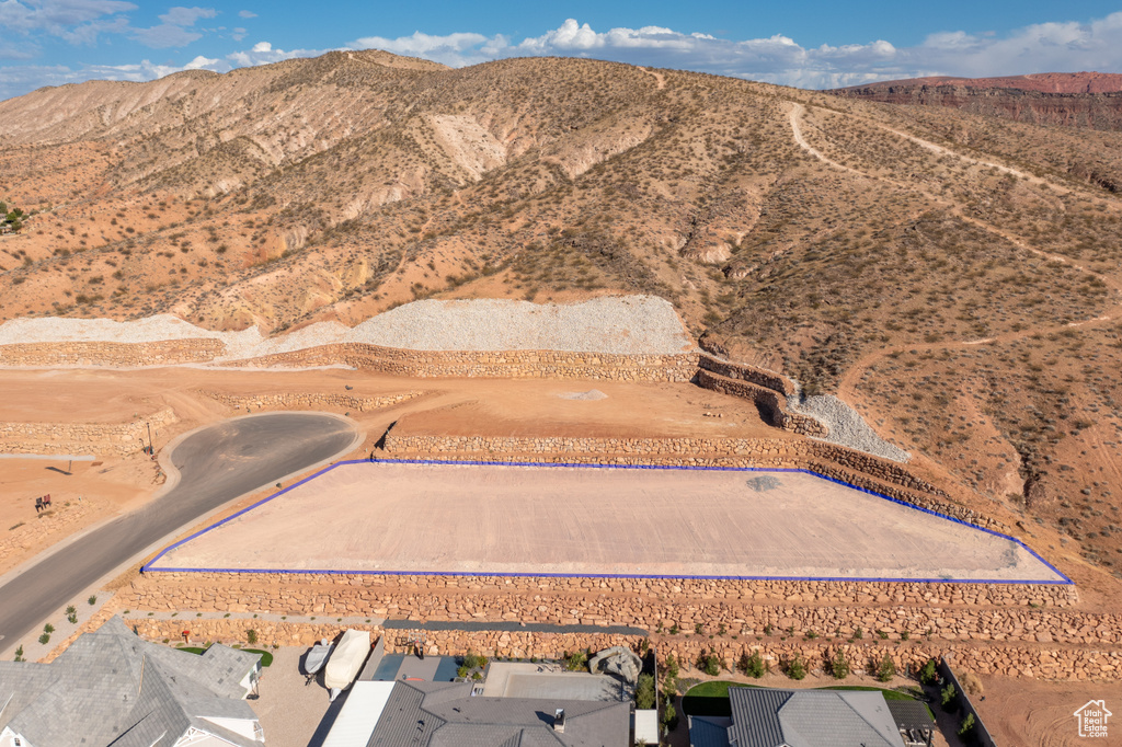 Birds eye view of property featuring a mountain view