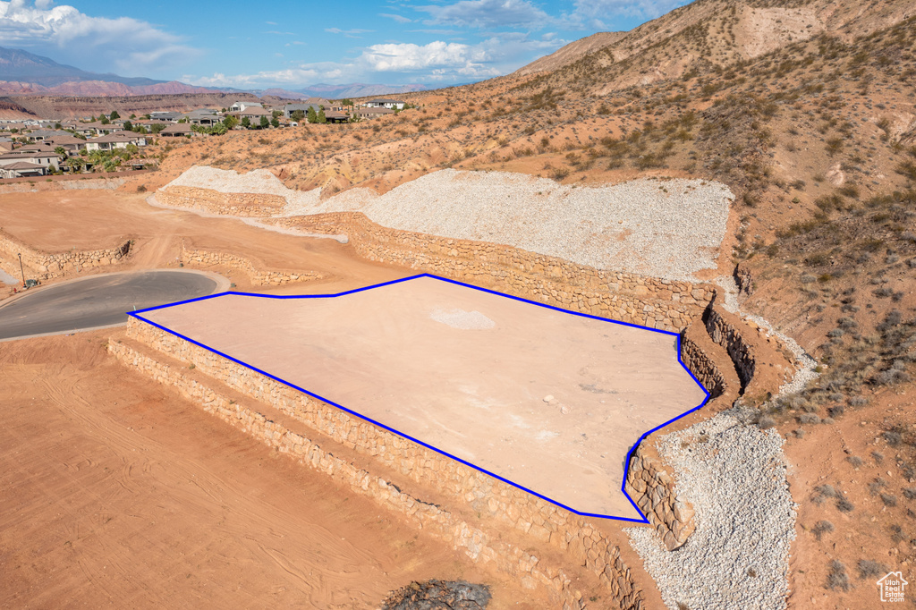 Birds eye view of property featuring a mountain view