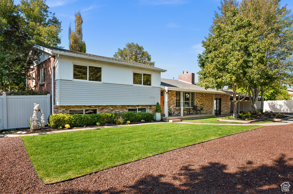 Tri-level home featuring a front yard