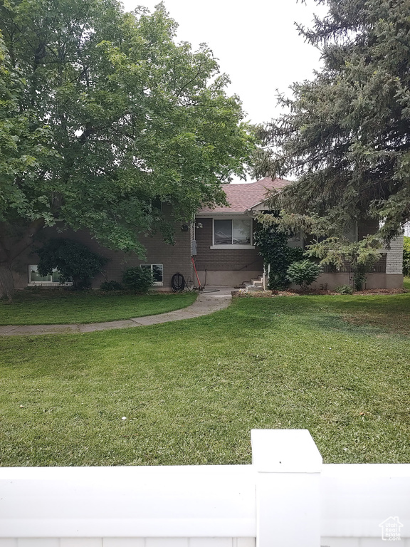 Obstructed view of property featuring a front yard