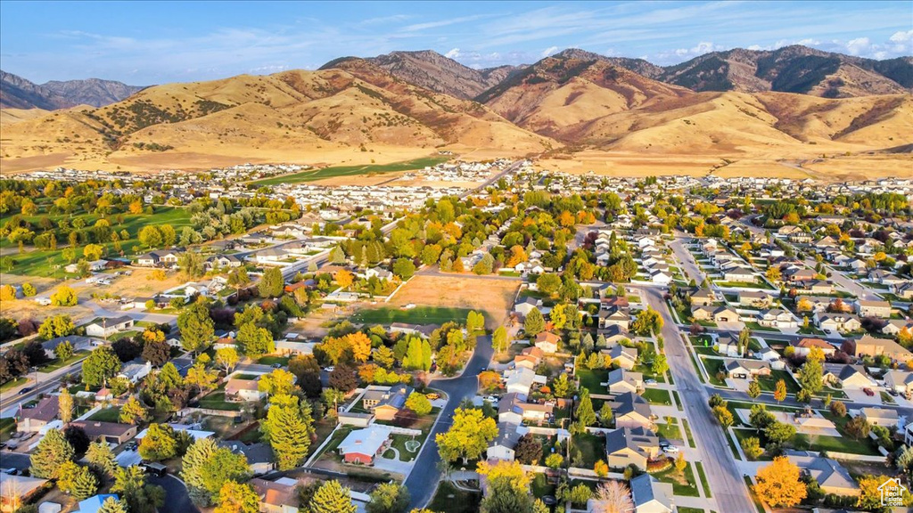 Aerial view with a mountain view