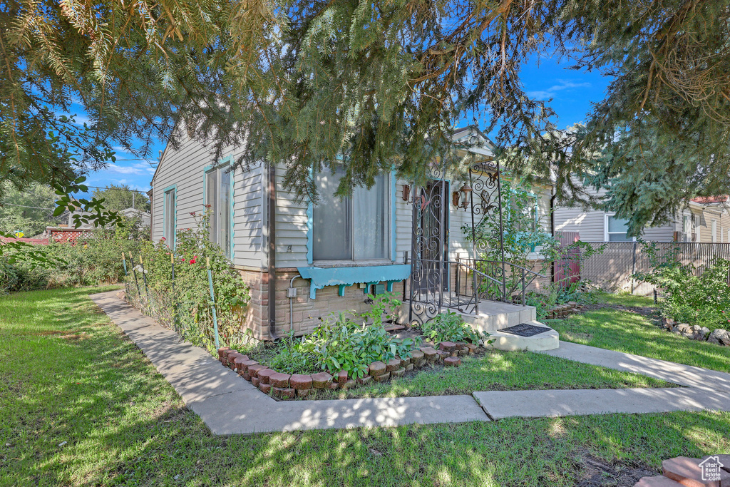 View of front of property featuring a front lawn