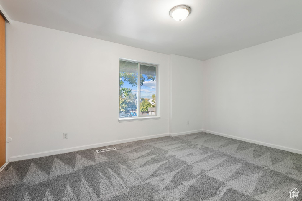 Spare room with carpet flooring