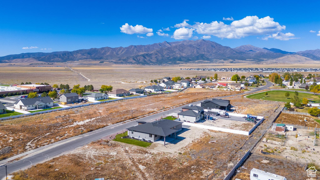 Drone / aerial view featuring a mountain view