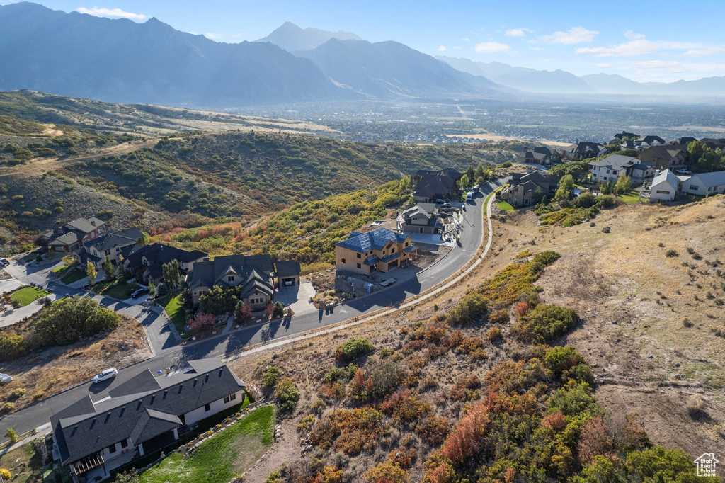 Bird\\\'s eye view featuring a mountain view