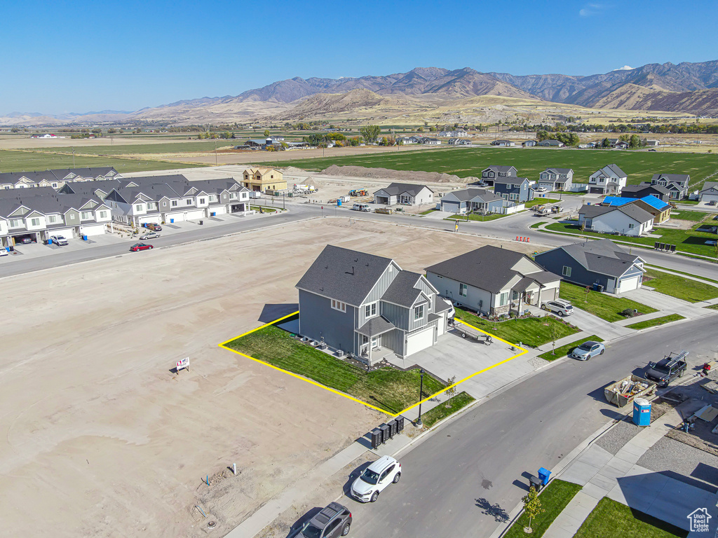 Birds eye view of property featuring a mountain view