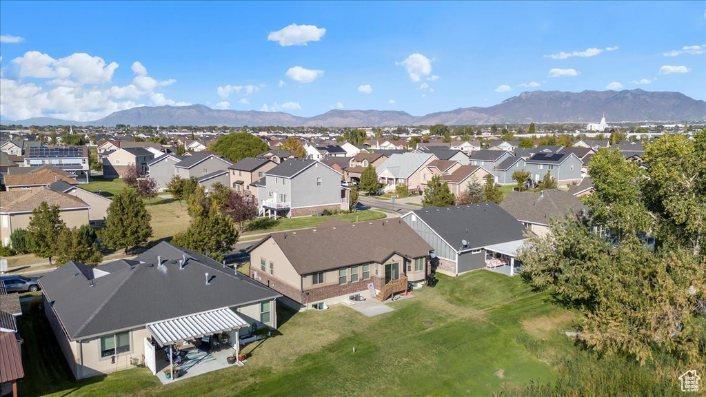 Birds eye view of property featuring a mountain view