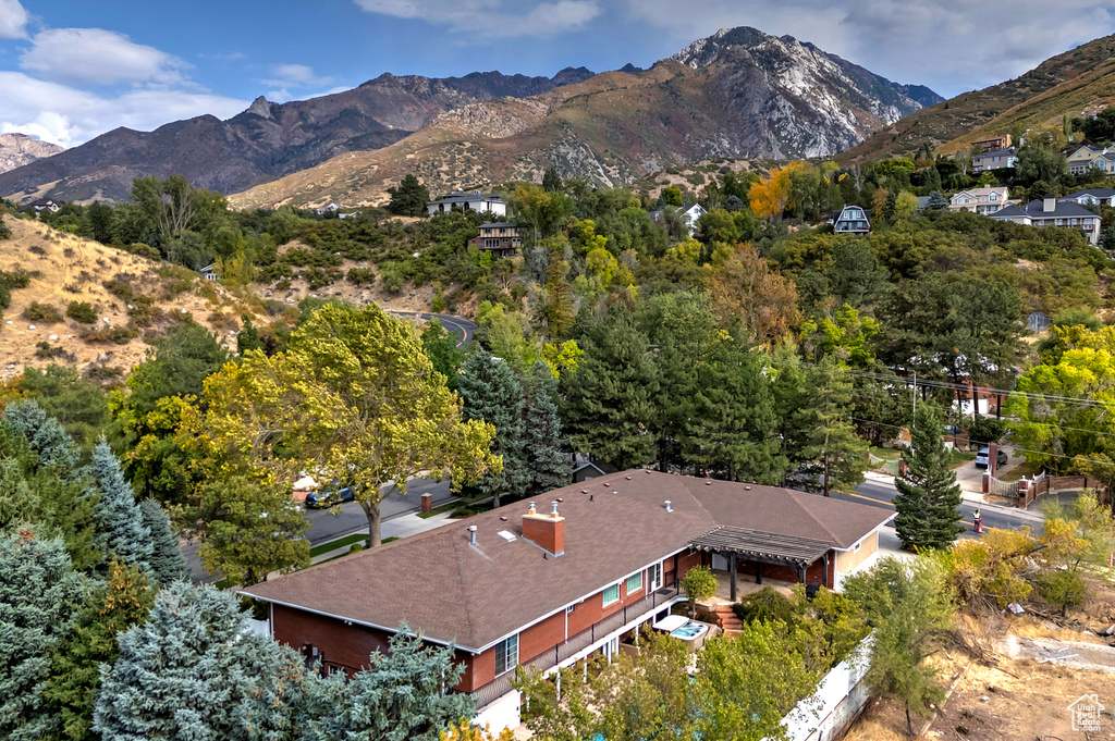 Drone / aerial view featuring a mountain view