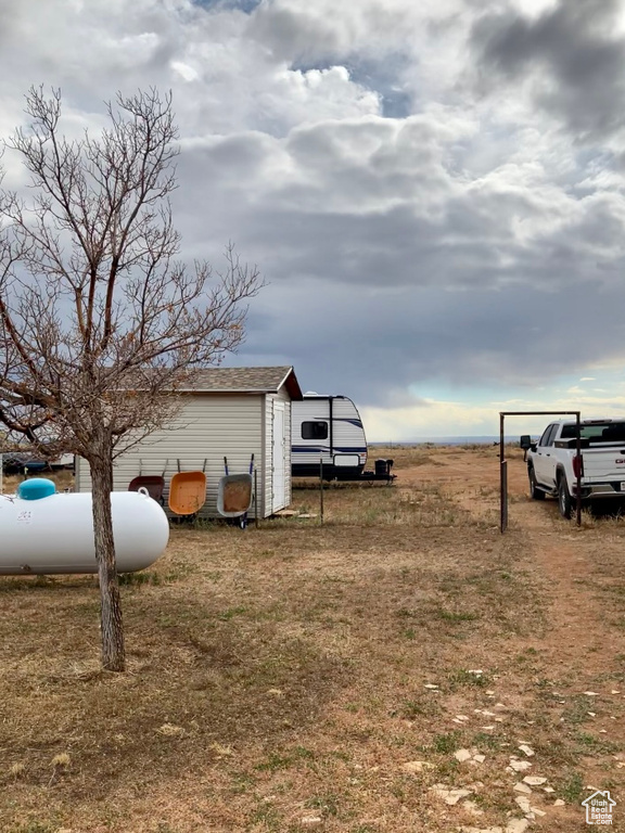 View of yard featuring a storage shed