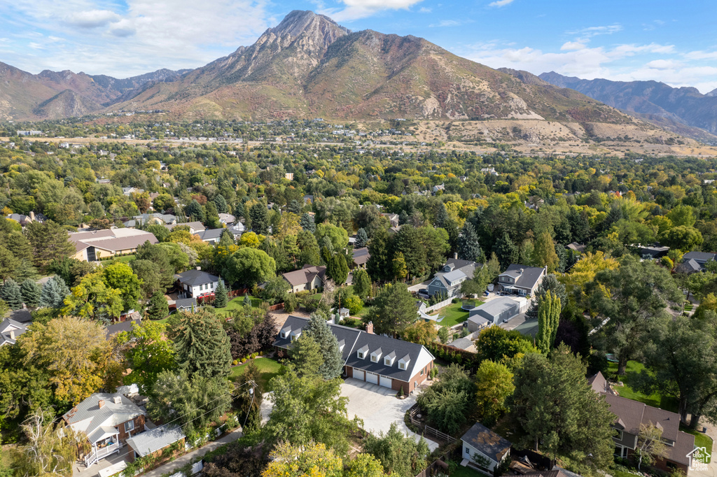 Bird\\\'s eye view with a mountain view