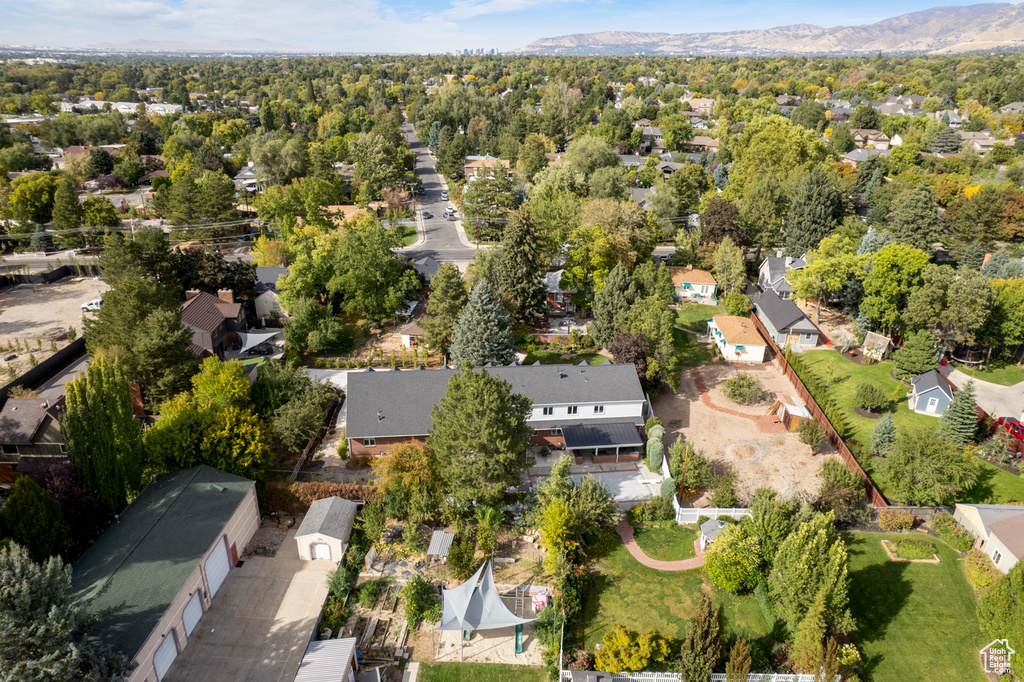 Aerial view with a mountain view